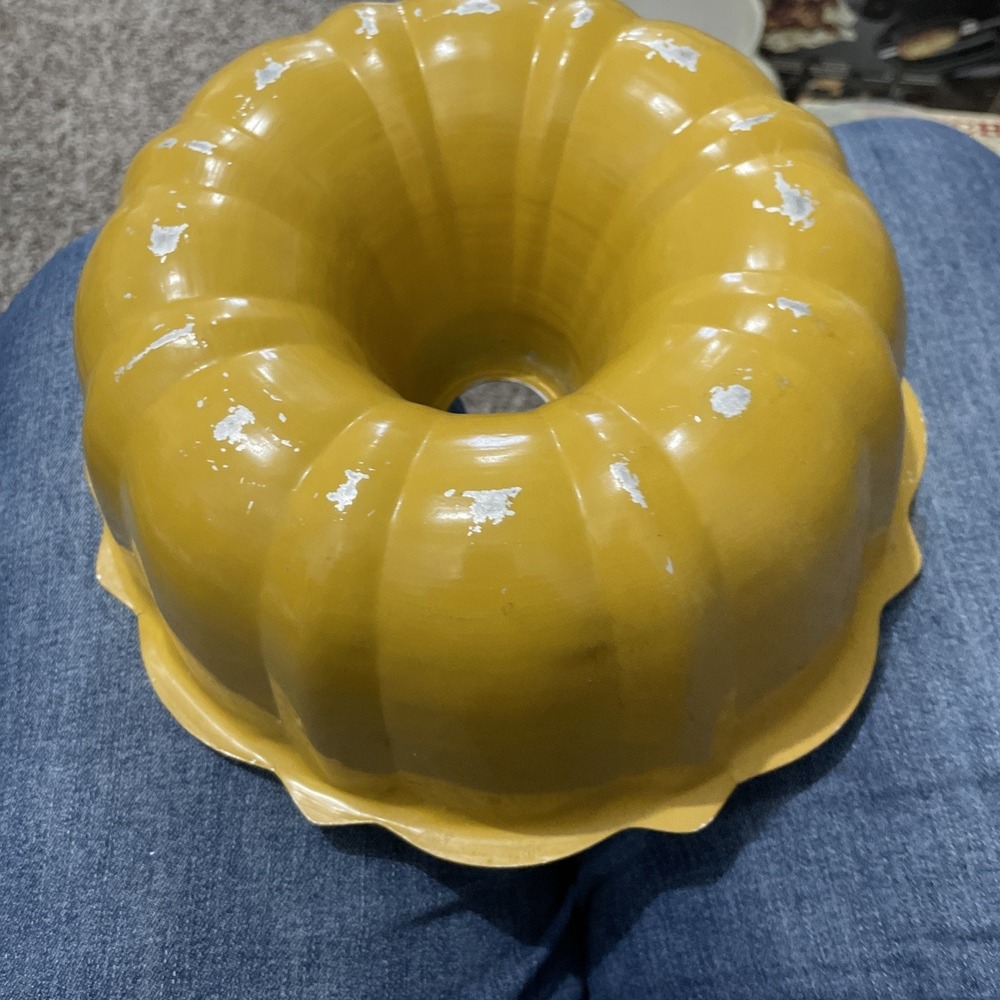 Vintage Unbranded Mustard Yellow Aluminum Cake Ring Pan 10" wide 3.5" Tall Used